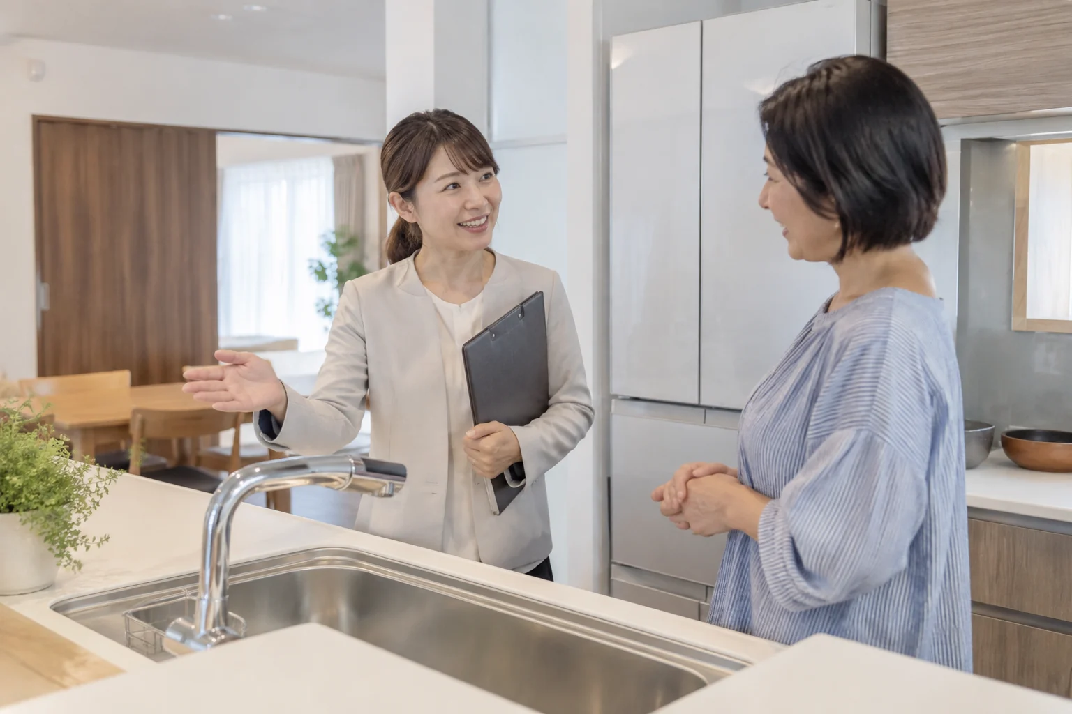 住まいの相談をする担当者とお客様
