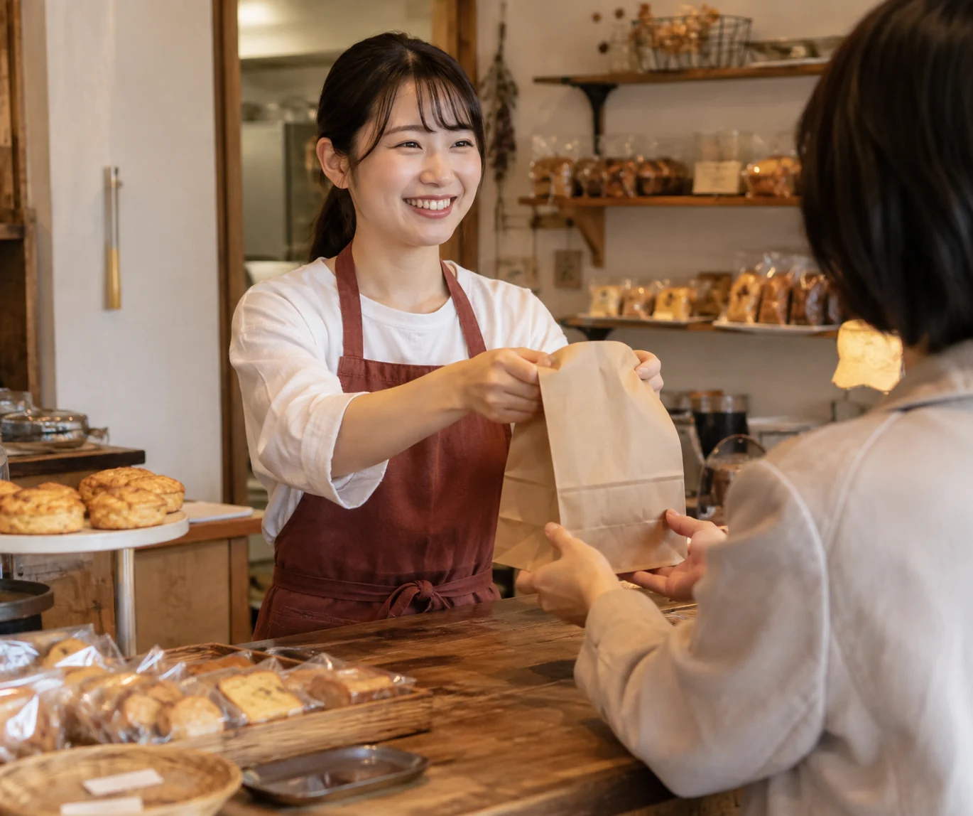 小さな菓子店の販売スタッフ