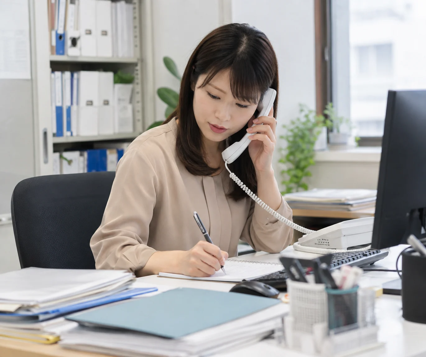書類と文具を整理する手元